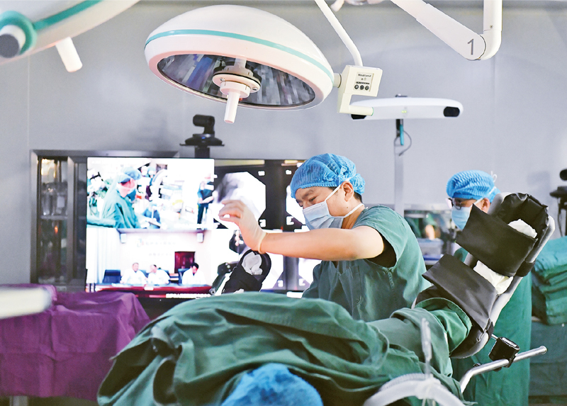  　　數字技術與醫療、農業、能源、建筑、服務業等緊密結合，正在推動傳統產業日益高端化、智能化。圖為2021年4月19日，拉薩市人民醫院骨科醫生在北京積水潭醫院專家遠程指導下，使用骨科機器人開展骨科手術。　新華社記者 孫瑞博 /攝