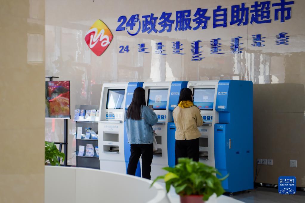 在內蒙古自治區呼和浩特市玉泉區政務服務中心的“24小時政務服務自助超市”，市民在自助辦理發票業務（2022年4月2日攝）。